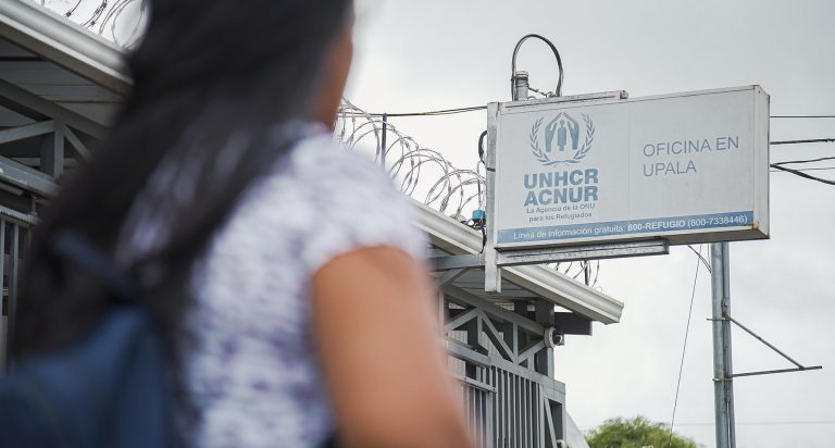 Una mujer visita la oficina de ACNUR en Upala