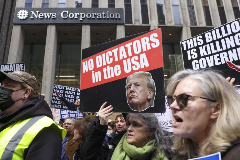 Protesta en Nueva York contra Donald Trump.
