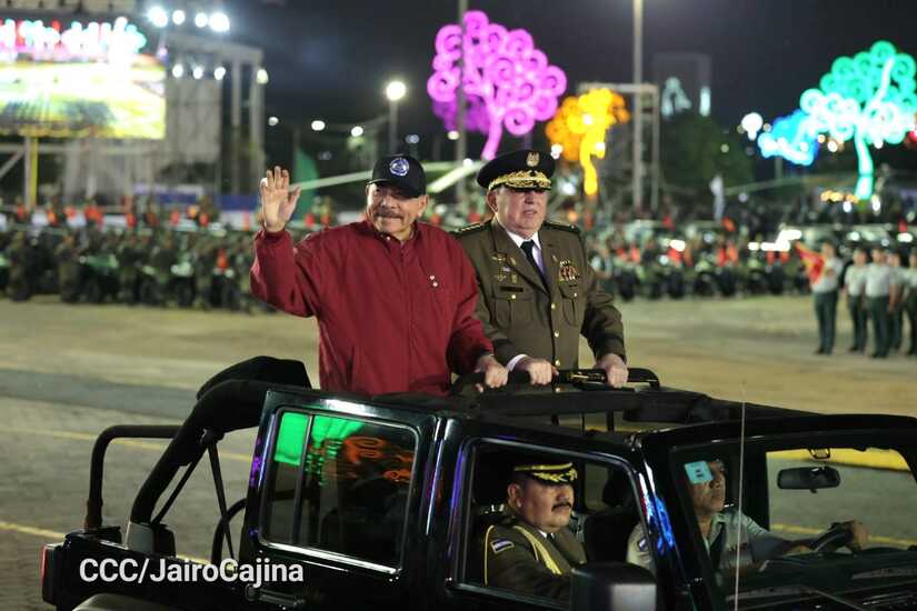 Daniel Ortega pasa revista junto al general Julio César Avilés