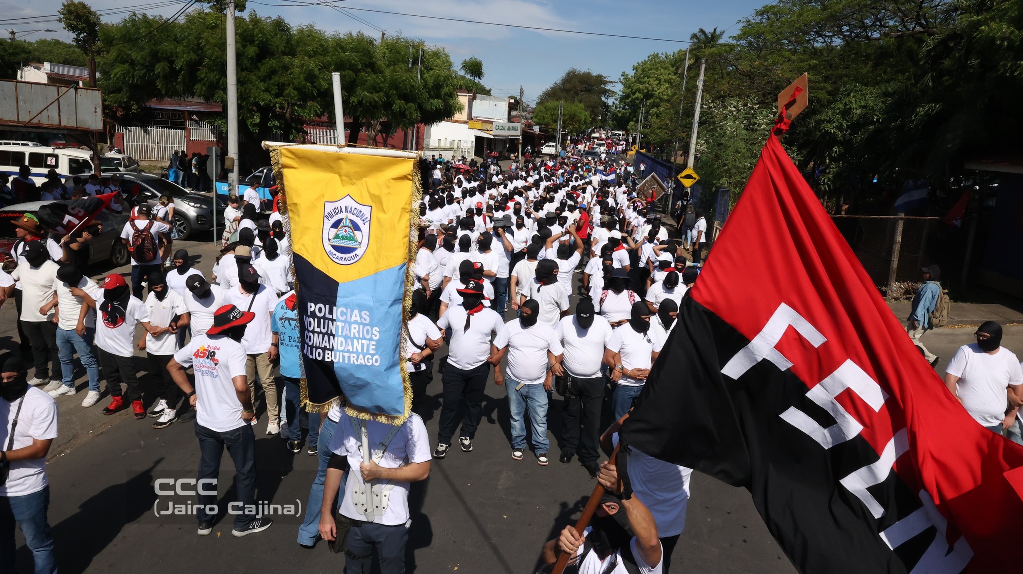 Ejército de encapuchados en marca del gobierno