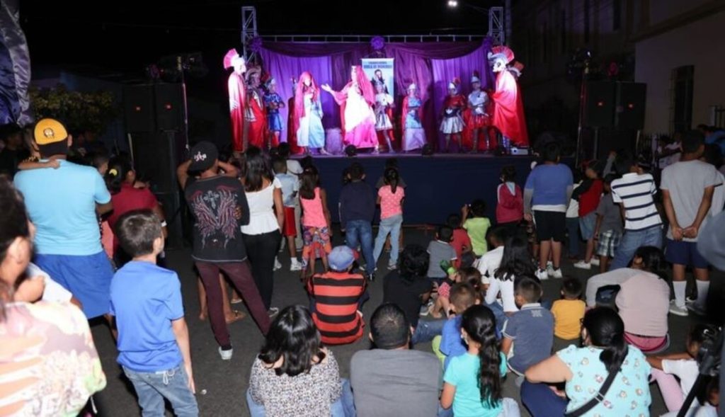 Children, youth and adults from the Monimbó neighborhood in Masaya watch a moment of a Judea.
