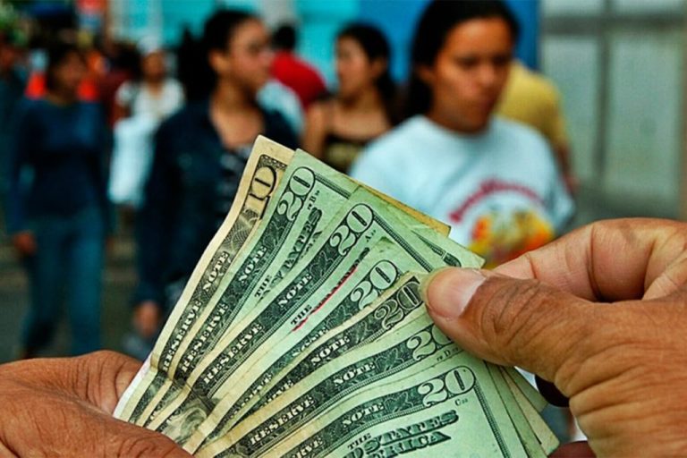 Billetes de diez y veinte dólares.