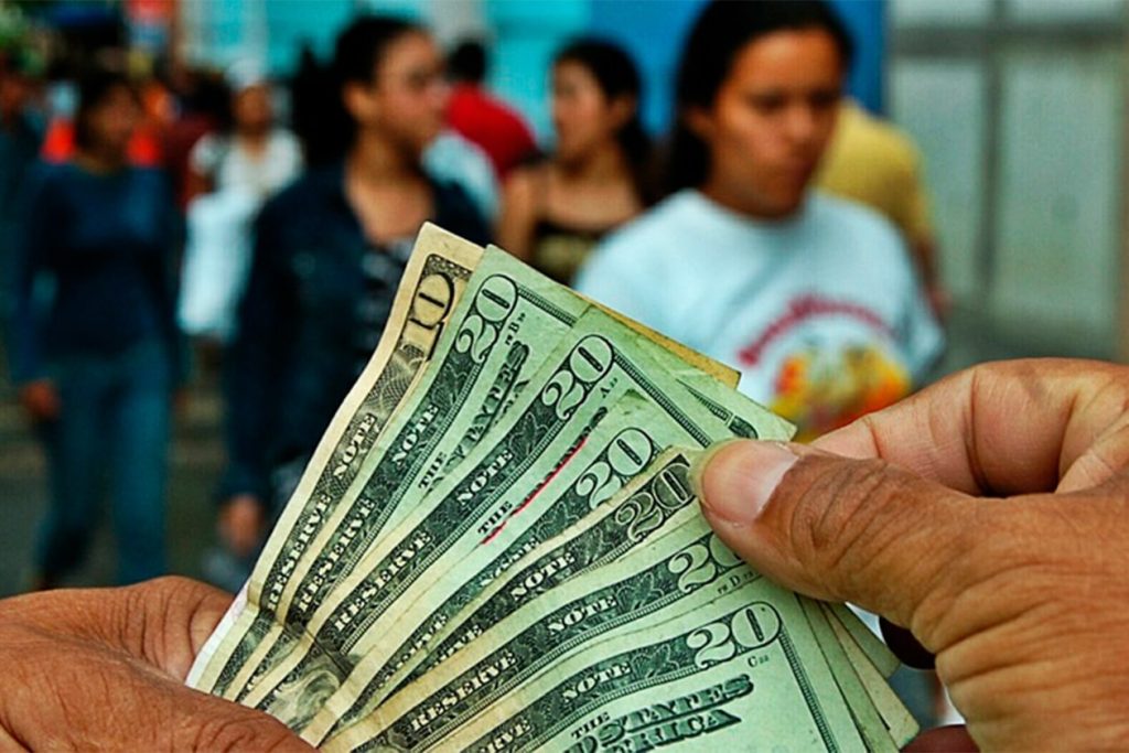 Billetes de diez y veinte dólares.