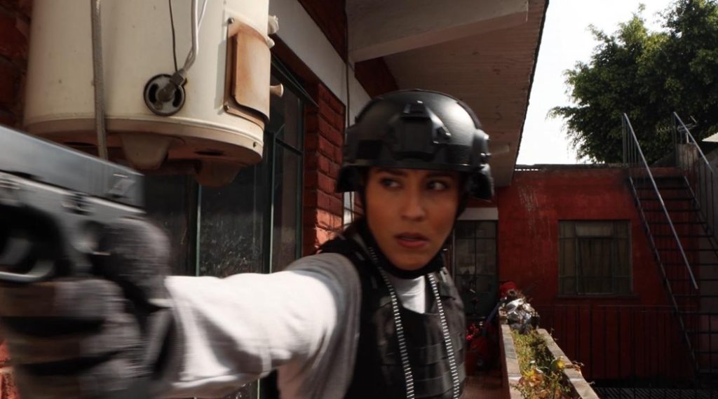 Desiree Estrada con arma