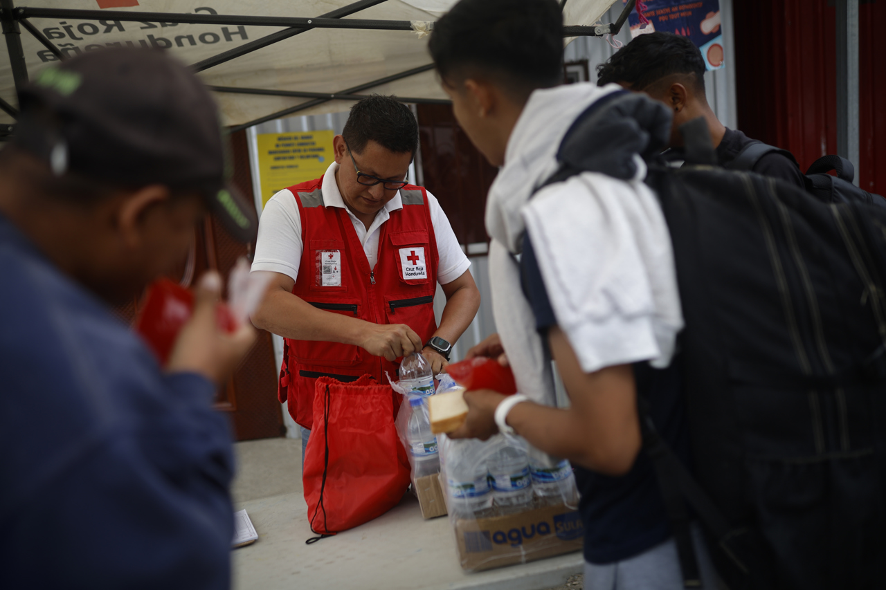 Ayuda humanitaria de la Cruz Roja para migrantes