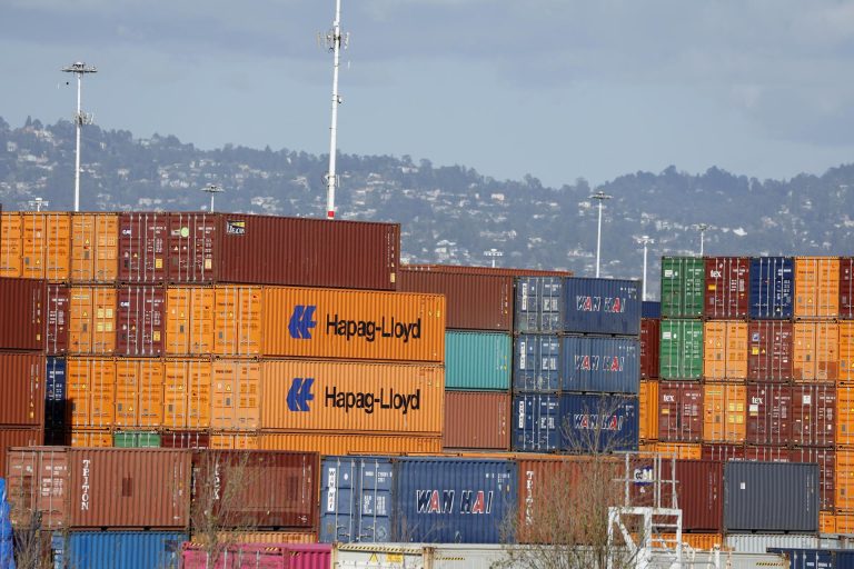 Contenedores apilados en el puerto de Oakland