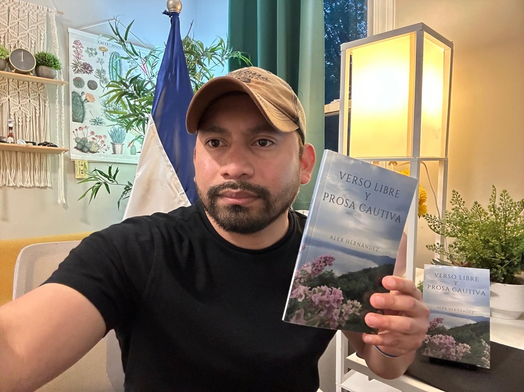 Alex Hernández sostiene su libro "Verso Libre y Prosa Cautiva"