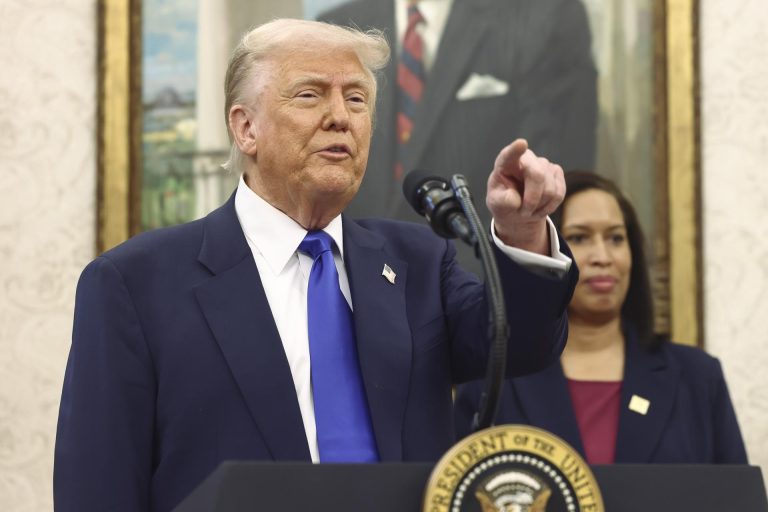Trump autodeportarse