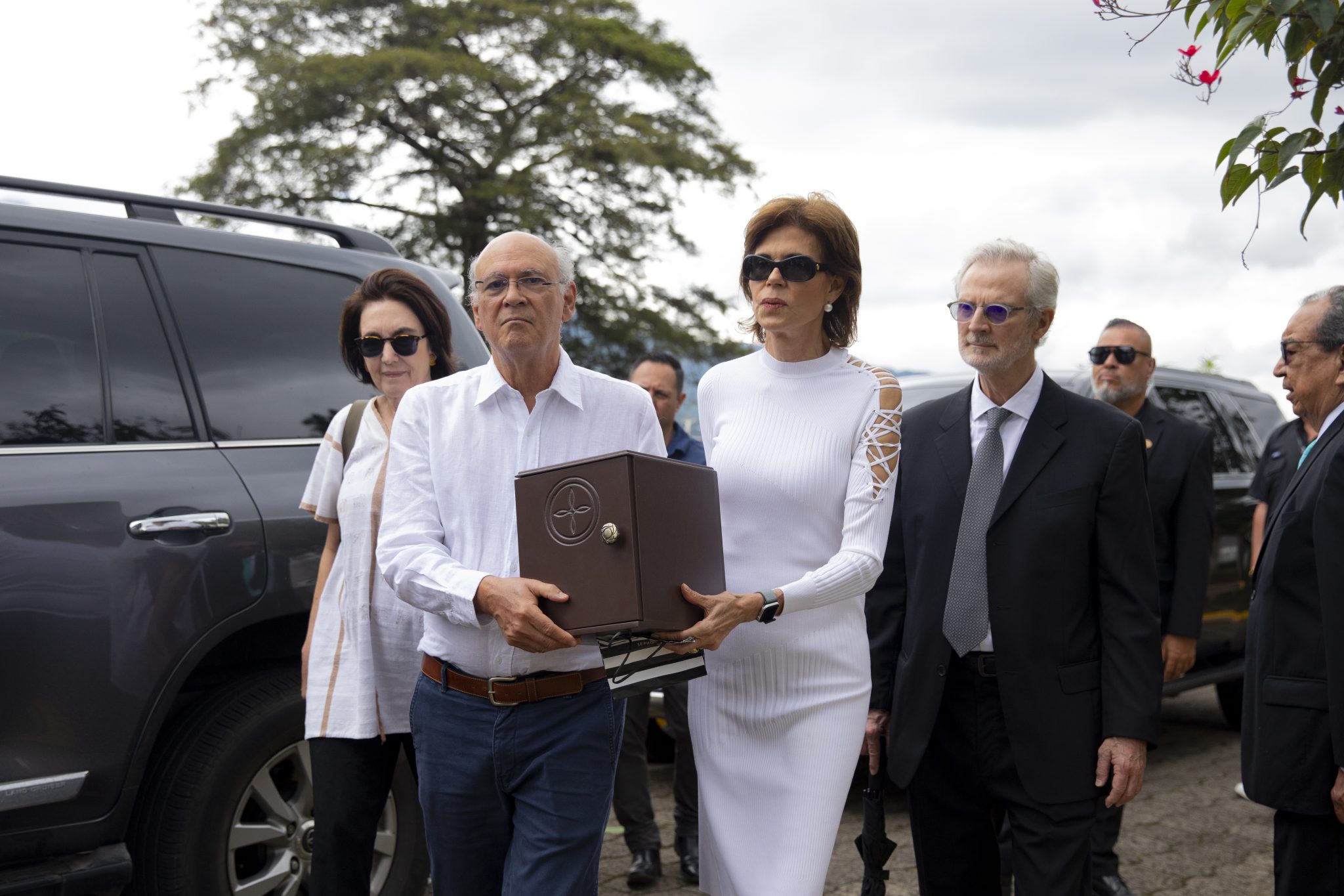 Cristiana y Carlos Fernando Chamorro Barrios cargan a su mamá Violeta Barios de Chamorro