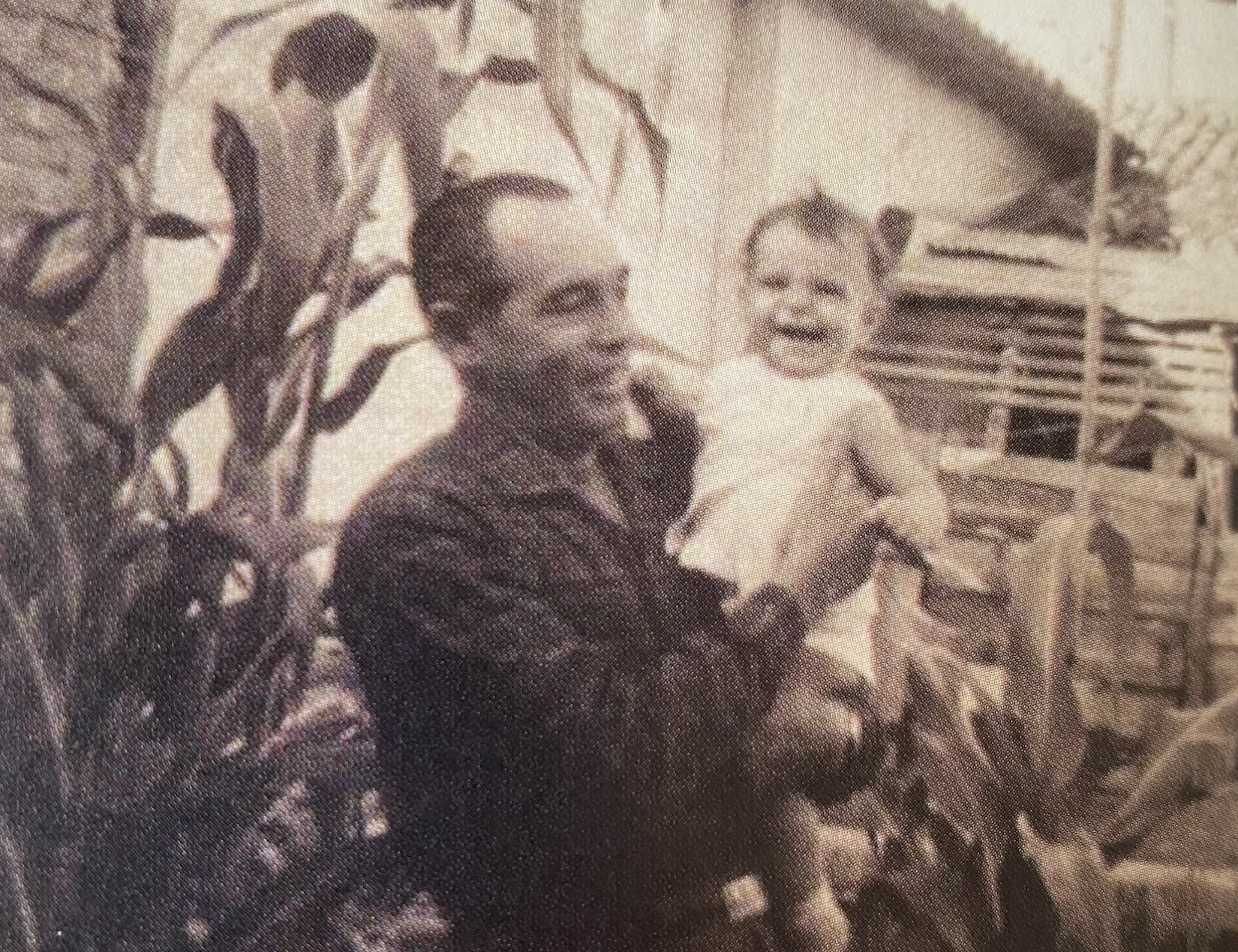 Luis Enrique junto a su abuelo paterno Carlos Mejía Fajardo