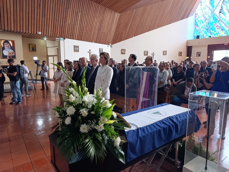 Hijos y familiares en la misa por doña Violeta Barrios de Chamorro