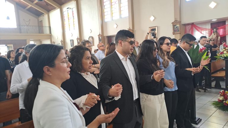 La familia cercana de exmayor Roberto Samcam, durante la misa de cuerpo presente. CONFIDENCIAL/Iván Olivares