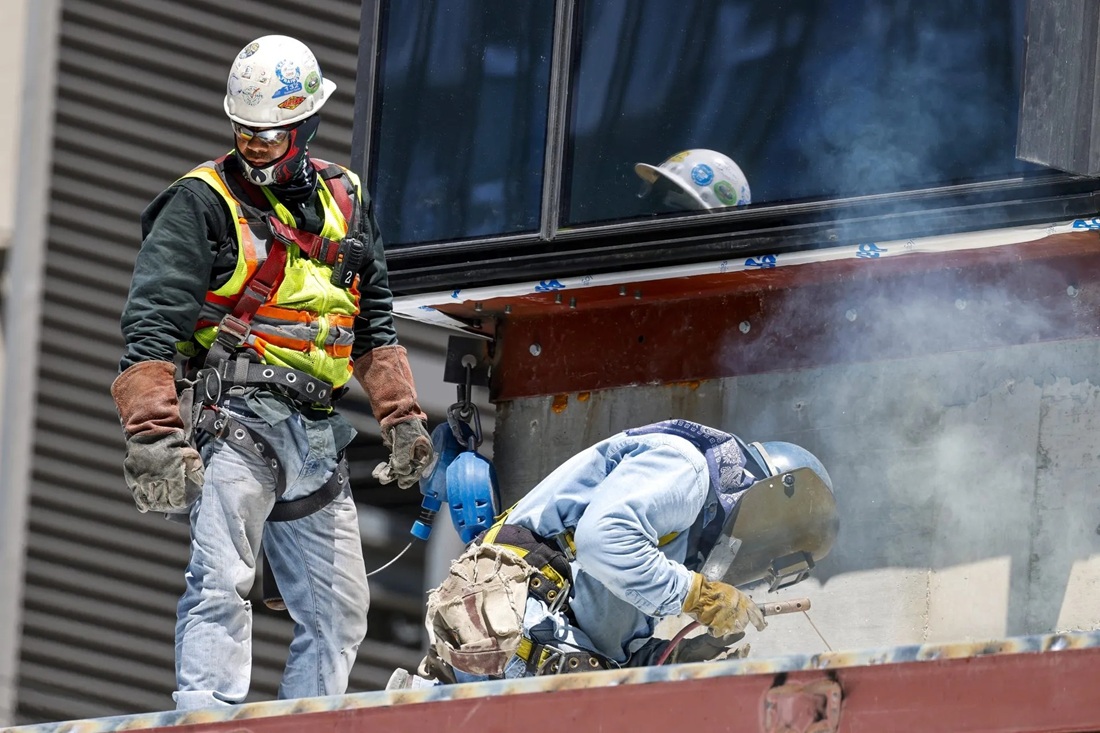 Trabajadores de construcción en un edificio en el centro de Austin, Texas.