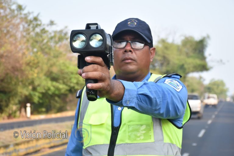 policía de tránsito con radar de velocidad