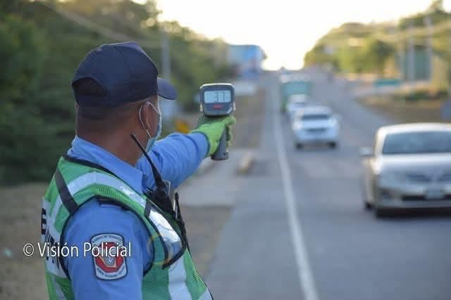 Policía usa un radar de velocidad en una carretera de Nicaragua.