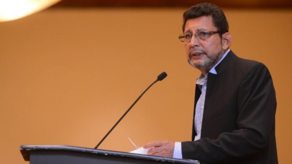 Bayardo Arce en una reunión con empresarios