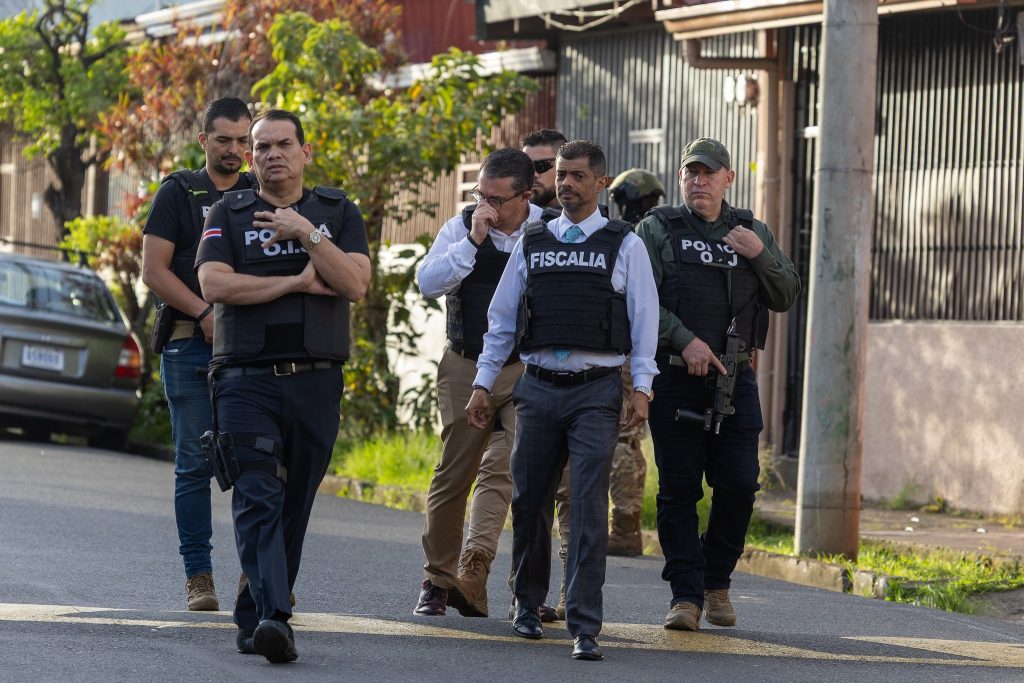 Allanamiento en León XIII