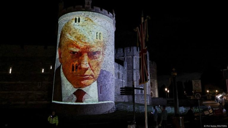 Proyectan fotos de Trump y Epstein en Londres