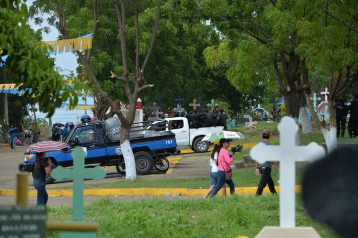 Policia en cementerio