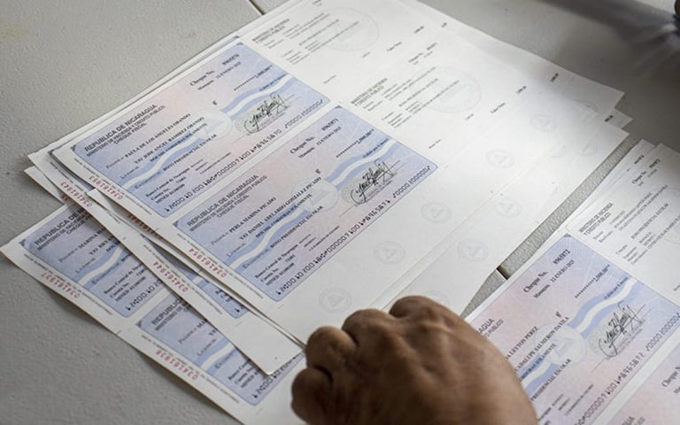 Entrega de bono escolar en Nicaragua