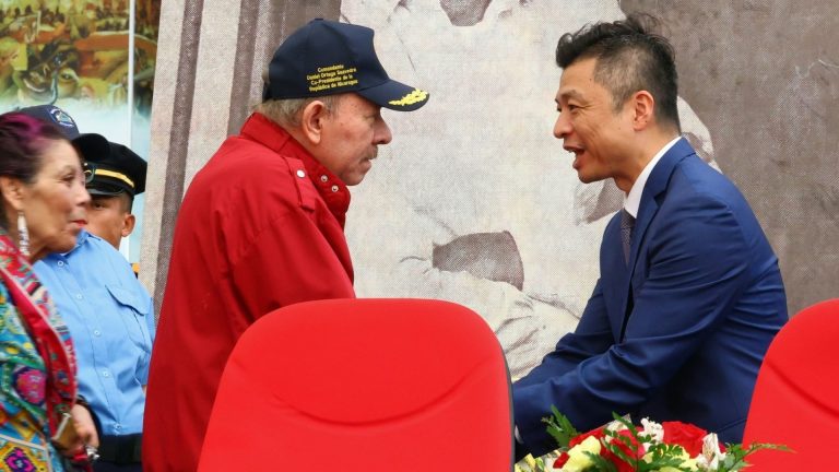 Daniel Ortega saluda a nuevo embajador de China en Nicaragua