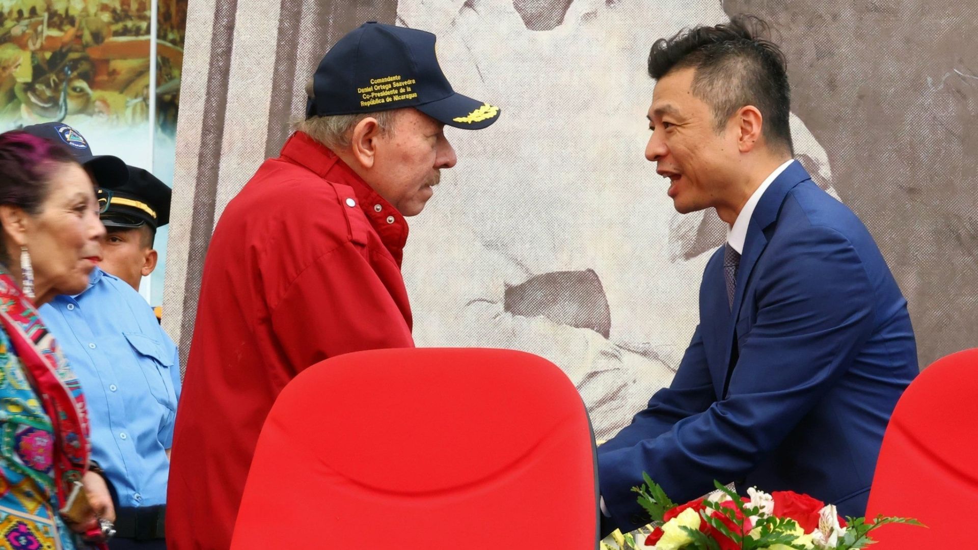 Daniel Ortega greets China’s new ambassador to Nicaragua, Qu Yuhui, on November 8, 2025, in Managua. // Photo: CCC