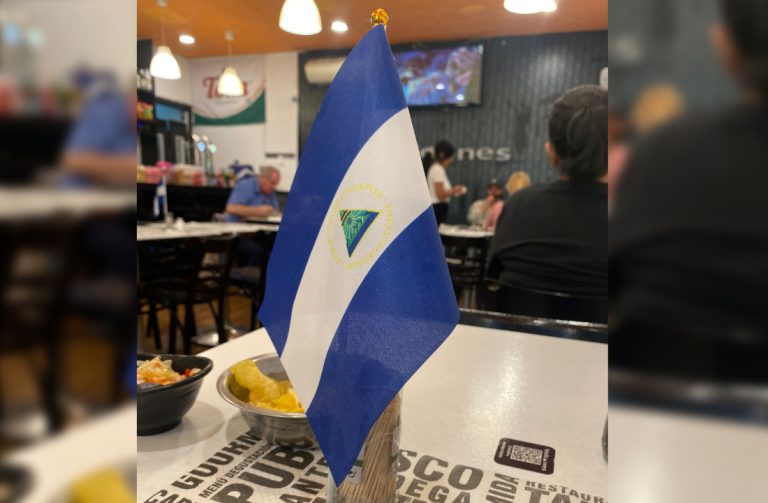 bandera nicaragüenses en restaurante volcanes