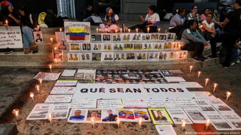 Familiares de presos políticos realizan una vigilia frente a la prisión El Helicoide, en Caracas.