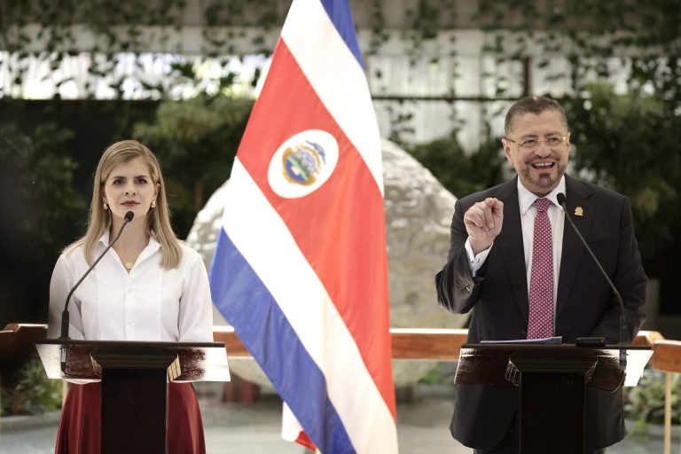 Laura Fernández junto a Rodrigo Chaves.
