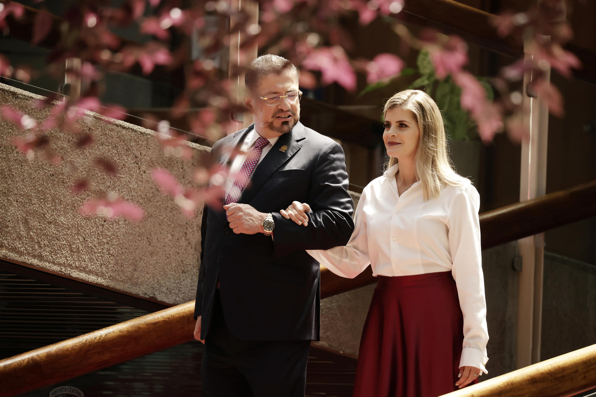 La presidenta Laura Fernández gobernará bajo la sombra de Rodrigo Chaves” - Confidencial