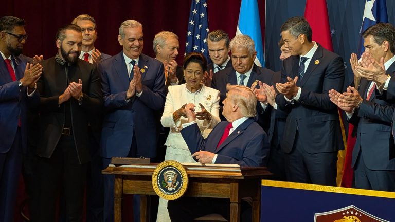 Trump dice ante mandatarios latinoamericanos: "No voy a aprender su maldito idioma"