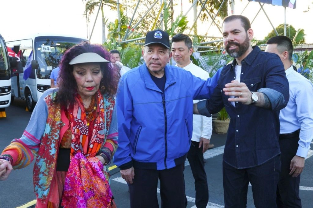 Daniel Ortega y Rosario Murillo junto a su hijo Laureano.