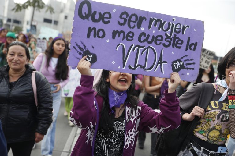 Mujeres marchan en Bogotá previo al 8M Día Internacional de la Mujer