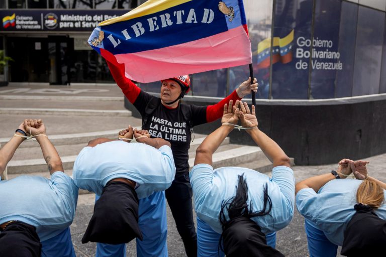 Familiares de presos políticos protestan en Caracas.