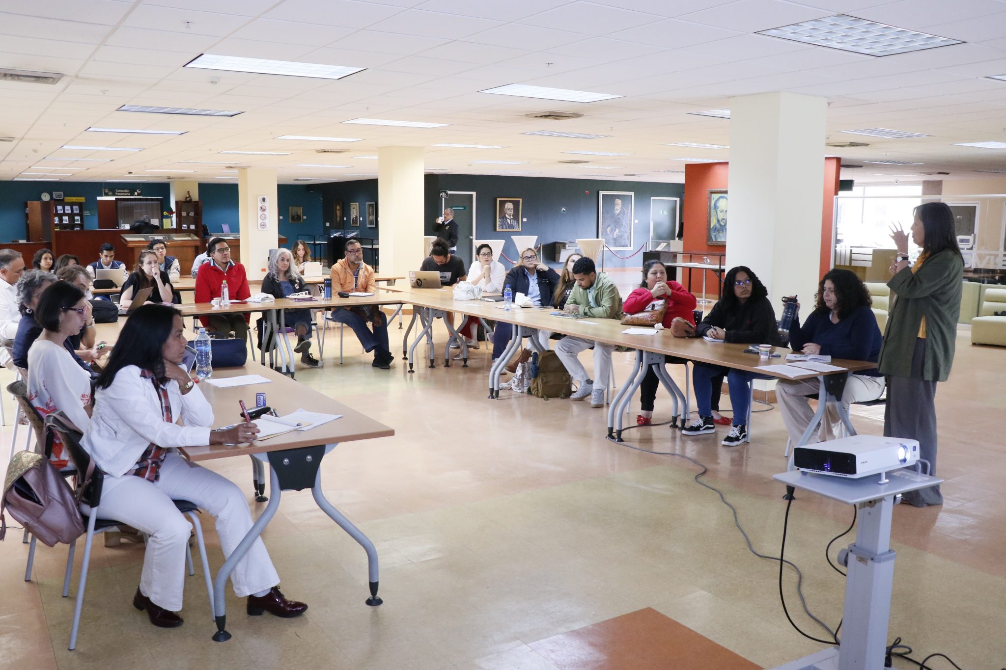 Personas participando en un taller de Centroamérica Cuenta.