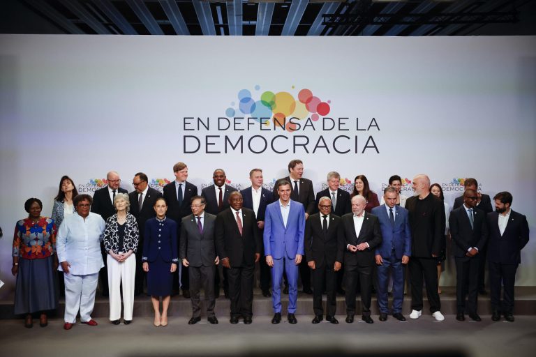 Presidentes en Cumbre de la Democracia en Barcelona