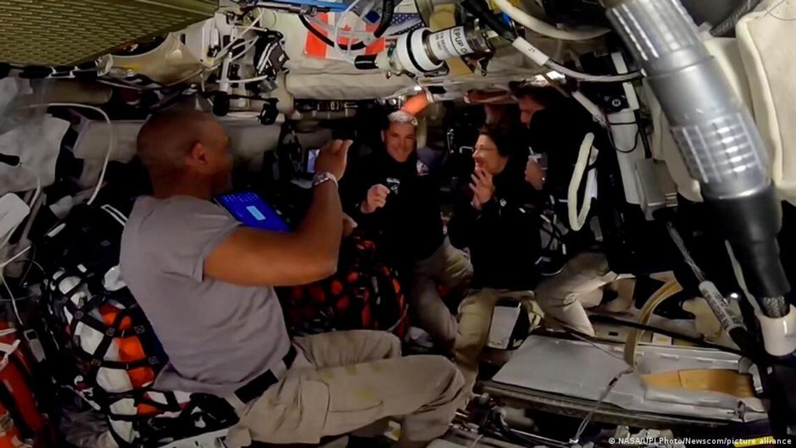 Astronautas de Artemis II alcanzan la órbita lunar