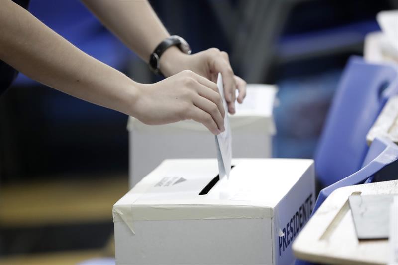 Ciudadanos votan en elecciones de Costa Rica.