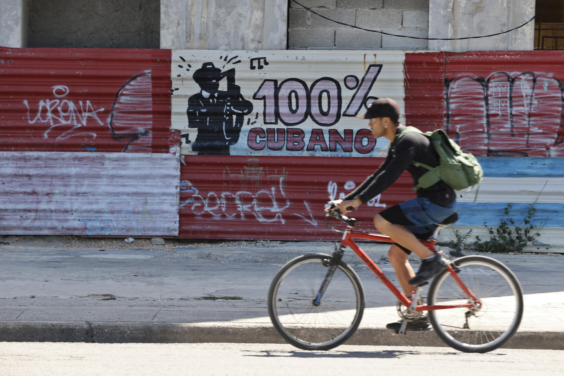 Un hombre transita en bicicleta sobre una calle de La Habana, en Cuba.