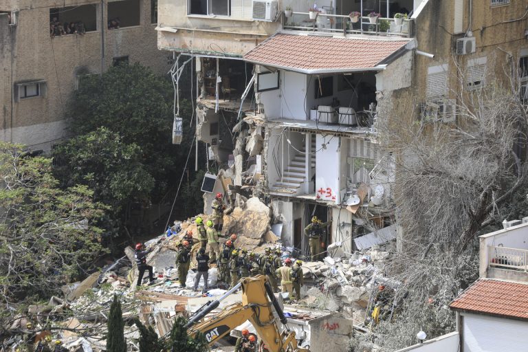 Un edificio de Haifa, Israel impactado por un misil iraní.