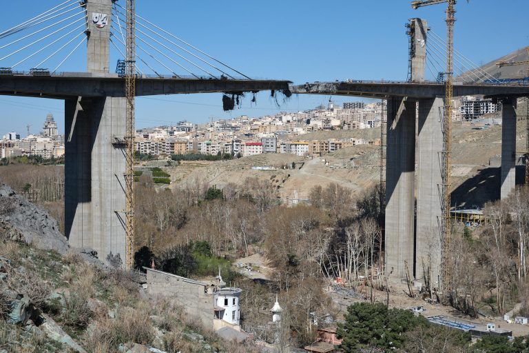 EEUU bombardea el puente más grande de Irán
