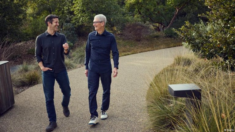 John Ternus y Tim Cook