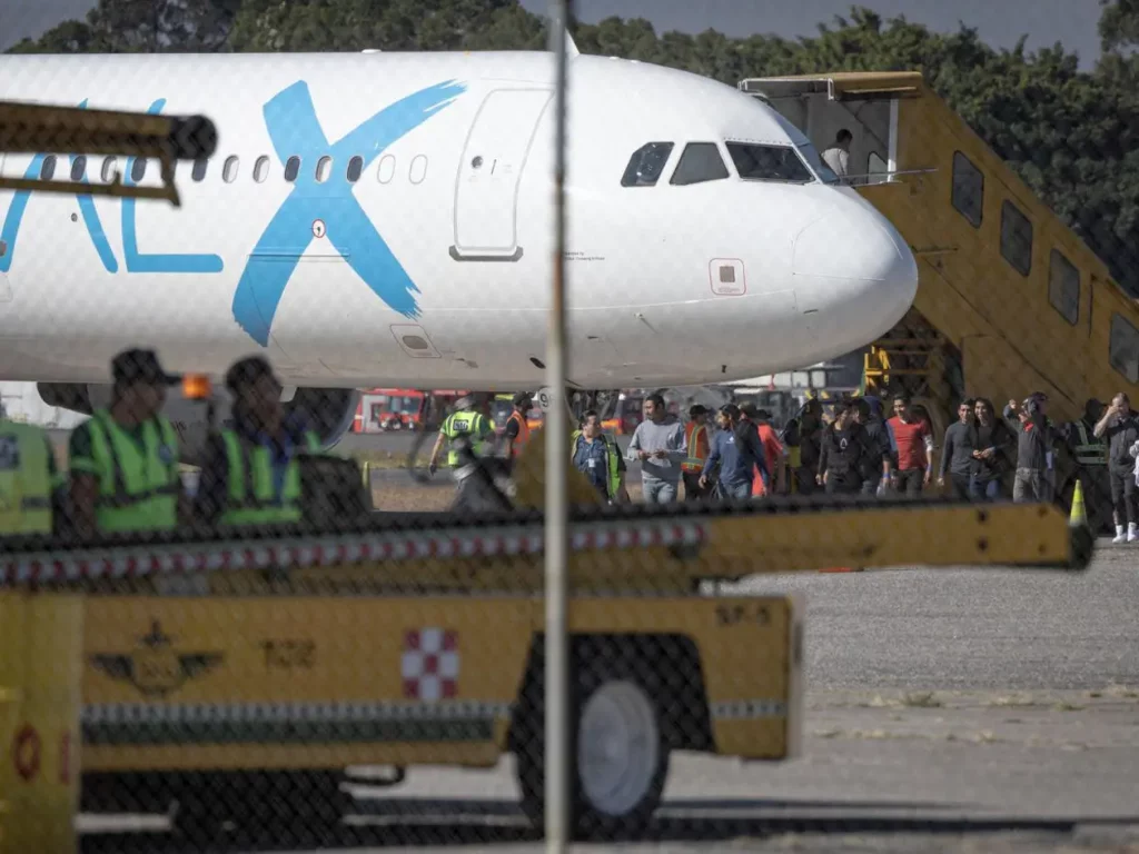 Deportados guatemaltecos arriban a borde un vuelo chárter operado por Global X desde Estados Unidos. Foto: EFE