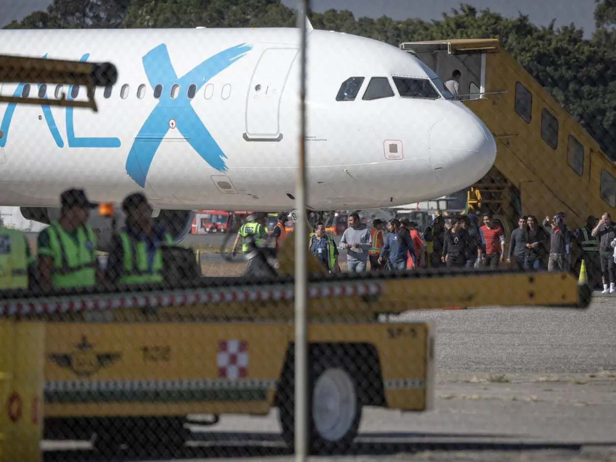 Deportados guatemaltecos arriban a borde un vuelo chárter operado por Global X desde Estados Unidos. Foto: EFE