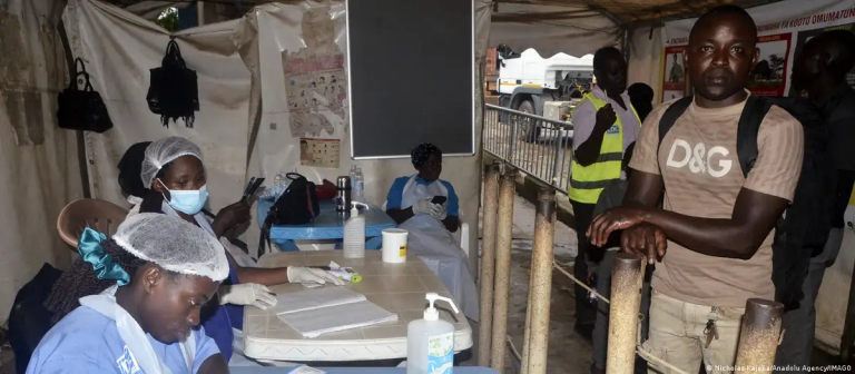 Uganda toma medidas para evitar contagios de ébola en su frontera con RDC.