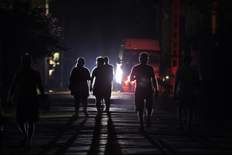 Personas caminan por una calle durante un apagón, en La Habana.