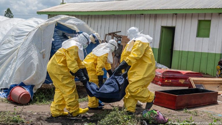 Trabajadores de la Cruz Roja introducen el cadáver de una persona fallecida a causa del ébola en un ataúd