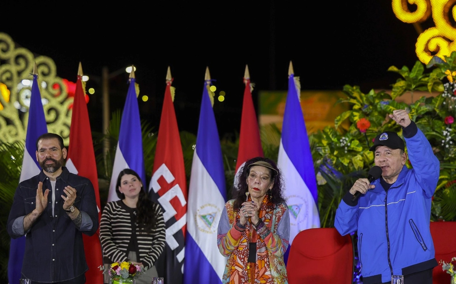 Daniel Ortega y Rosario Murillo junto a sus hijos Laureano y Camila.