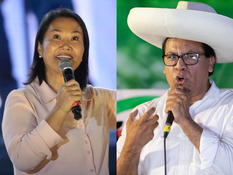 Los candidatos a la Presidencia de Perú Keiko Fujimori (i), del partido Fuerza Popular, y Roberto Sánchez, del partido Juntos por el Perú