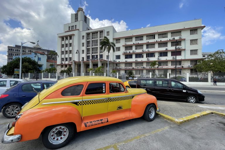 Fachada del conglomerado Gaesa, en Cuba.